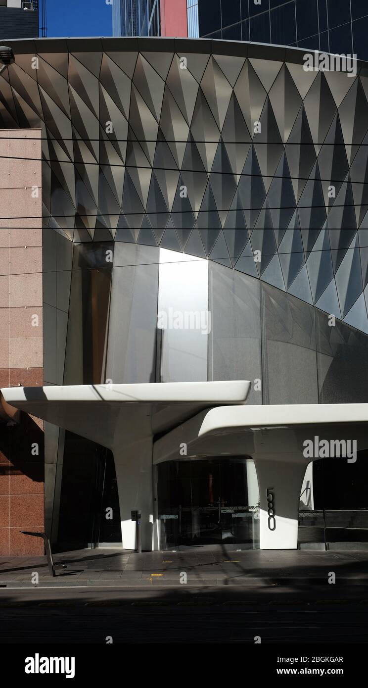 Vertikalpanorama-Eingang, Markise und Soffit Sweep, hoch aufragende Formen für 580 George Street Sydney, von den Architekten FJMT Stockfoto