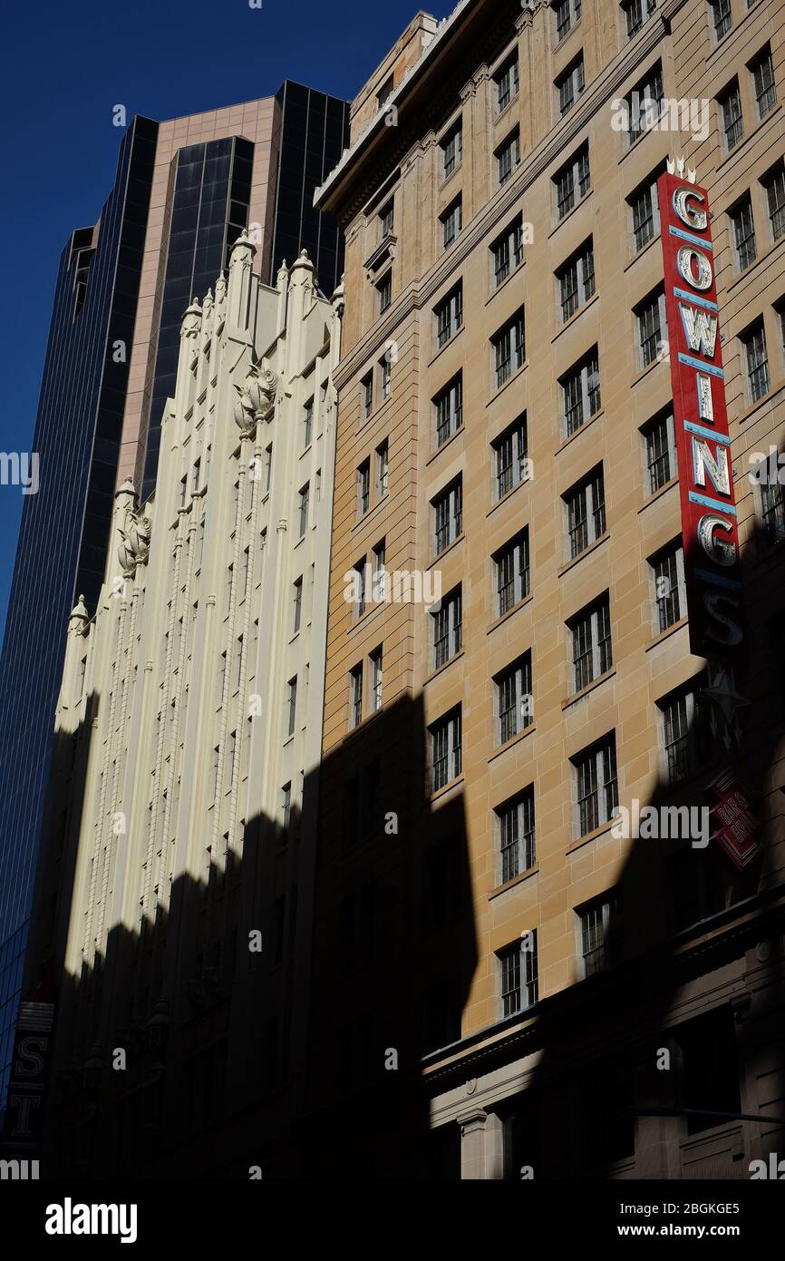 State Theatre Fassade & Gowings Gebäude mit dem berühmten roten und blauen Neonschild, Market St Sydney Stockfoto