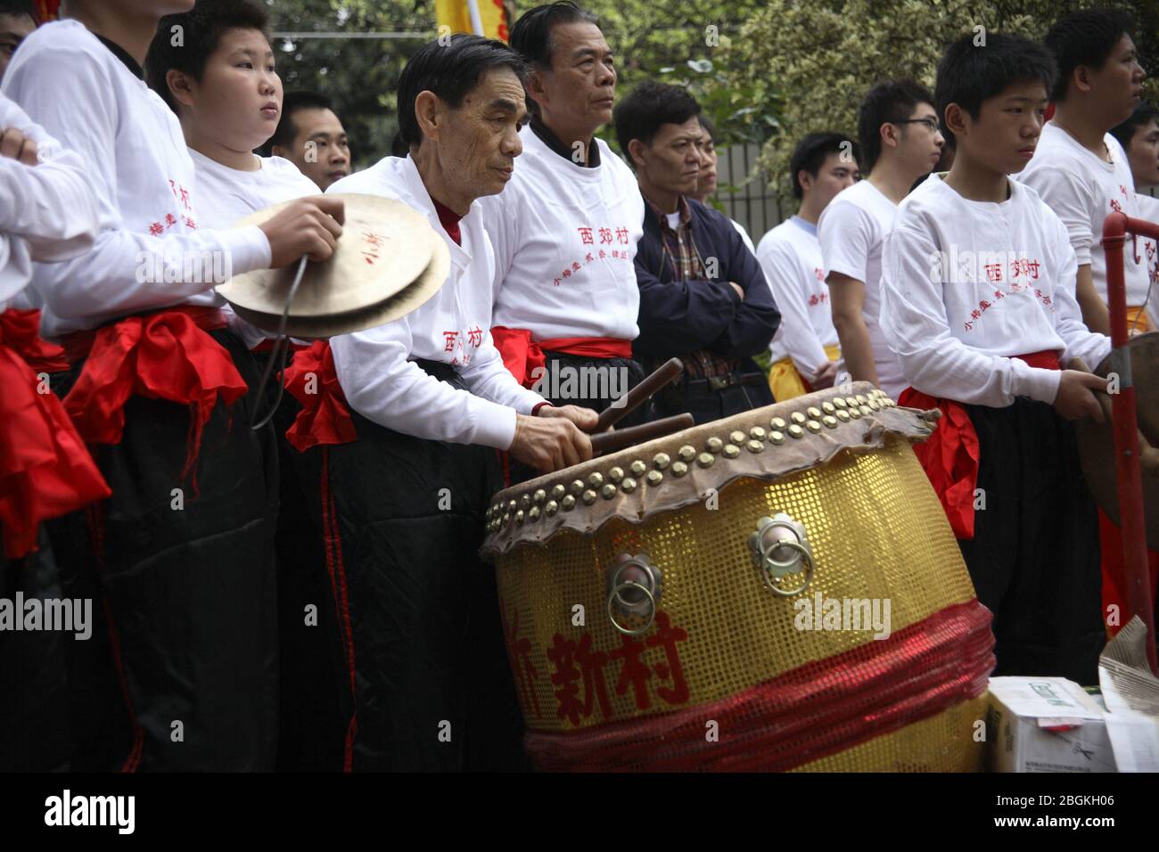 Spielen Sie Gongs und Trommeln am 25 2007. Februar (dem achten Tag des ersten Monats) erweckten die Dorfbewohner des Bezirks Qiangtang Liwan Guangzhou die Chinesen Stockfoto