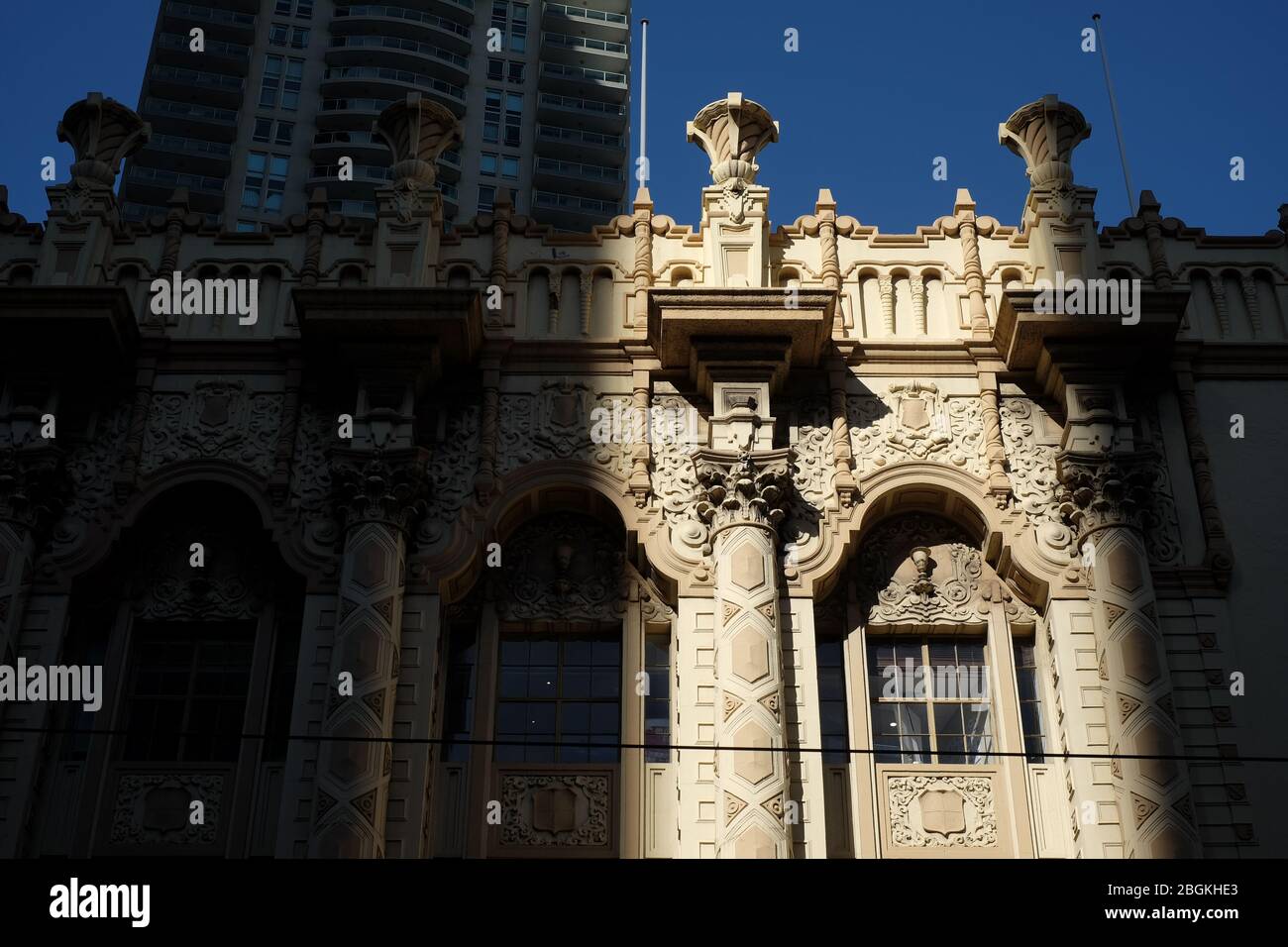 George St, Sydney, Australien, eine architektonische Stuckfassade des ehemaligen Plaza Theatre aus dem goldenen Zeitalter des Kinogebäudes von Eric Heath Stockfoto