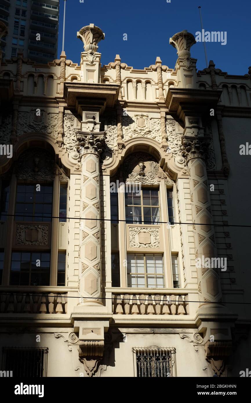 Details - architektonische Fantasy-Stuckfassade des ehemaligen Plaza Theatre George St Sydney, aus dem goldenen Zeitalter des Kinos, Gebäude von Eric Heath Stockfoto