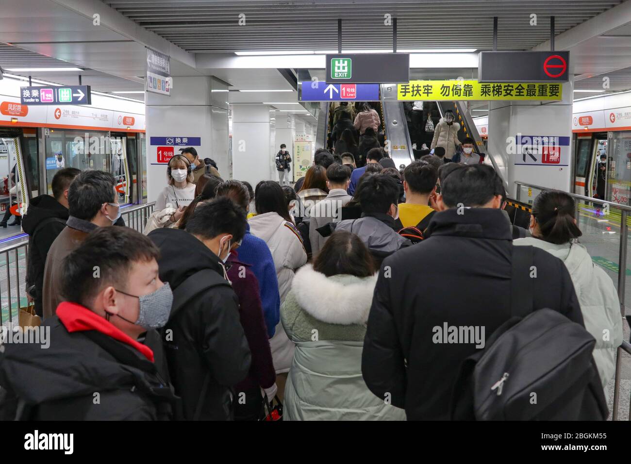 Passagiere nehmen während der Fahrt zur Hauptverkehrszeit an Wochentagen in Hangzhou, der ostchinesischen Provinz Zhejiang, den 2. März 2020 die U-Bahn. *** Lokale Beschriftung ** Stockfoto