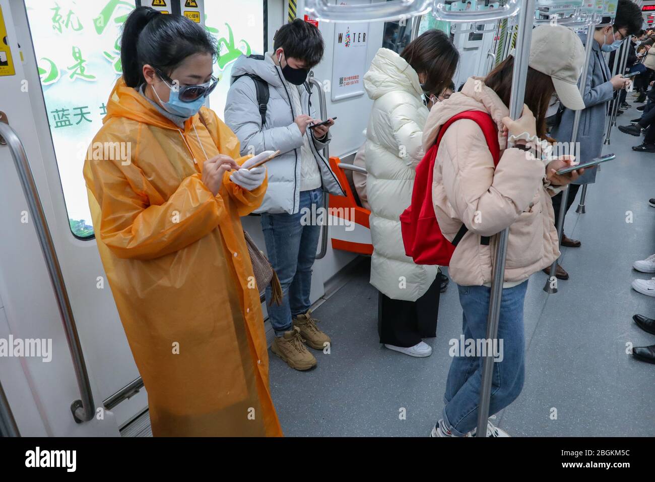 Passagiere nehmen während der Fahrt zur Hauptverkehrszeit an Wochentagen in Hangzhou, der ostchinesischen Provinz Zhejiang, den 2. März 2020 die U-Bahn. *** Lokale Beschriftung ** Stockfoto