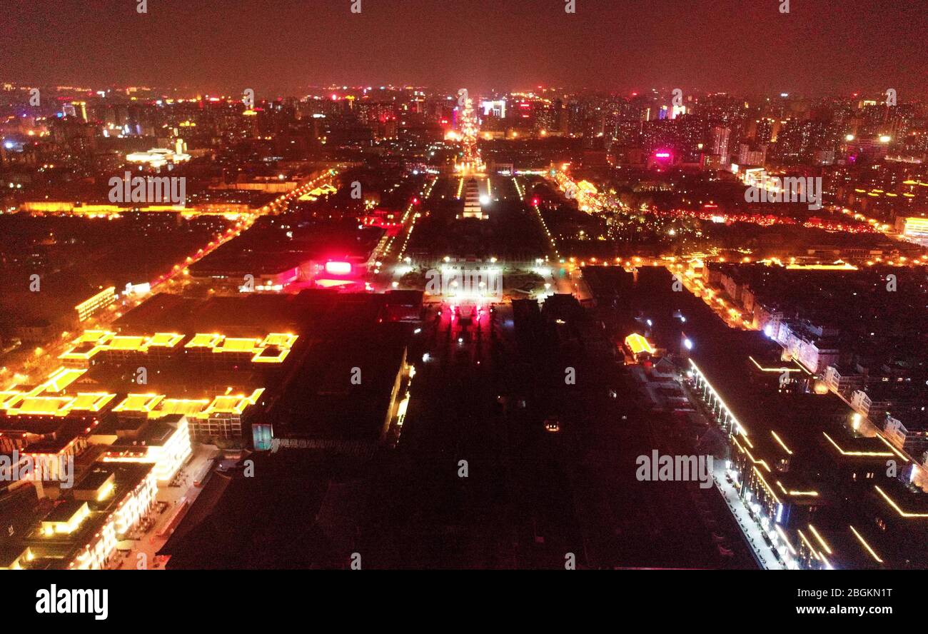 Eine Luftaufnahme von Gebäuden und Neonlichter in verschiedenen Bezirken einschalten, Reaktion auf die Aktivität der "Licht für eine Stunde" während 9-10 Uhr, Xi'a Stockfoto