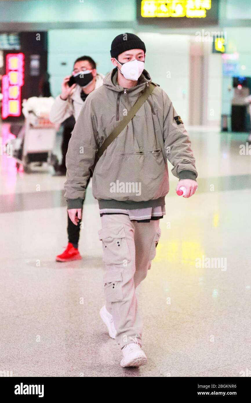 Der chinesische Popsänger und Schauspieler Wei Chen oder Vision Wei kommt vor der Abreise in Peking, China, am 6. März 2020 an einem Flughafen in Peking an. Stockfoto