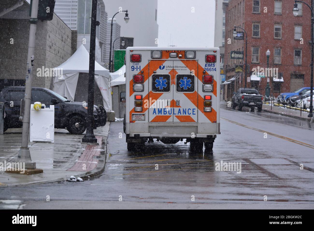 18. April 2020: COVID 19 CORONA VIRUS PANDEMIE - ein Krankenwagen und medizinische Zelte im DCU Zentrum, das in ein Feldkrankenhaus umgewandelt wurde. Quelle: Kenneth Martin/ZUMA Wire/Alamy Live News Stockfoto