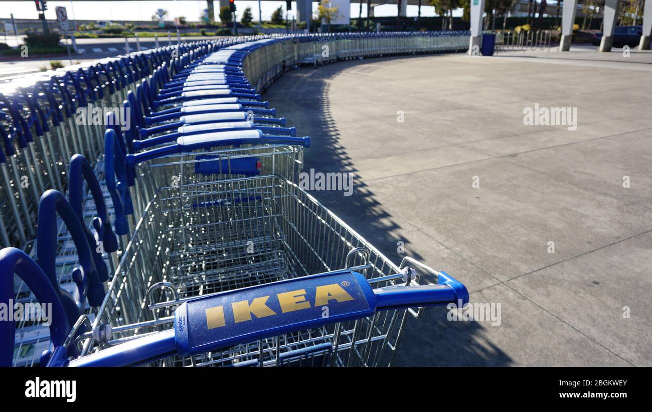 IKEA parkte Warenkörbe während der COVID-19-Bestellung, die nicht unbedingt erforderlich war. Emeryville, Kalifornien. Stockfoto