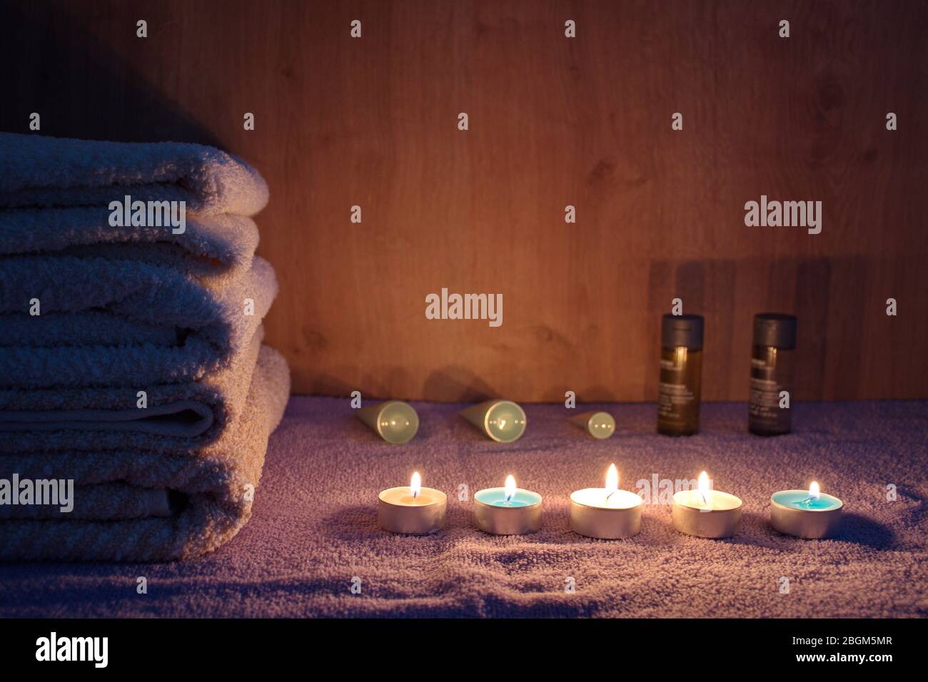 Handtücher und Kerzen mit Massageset Stockfoto