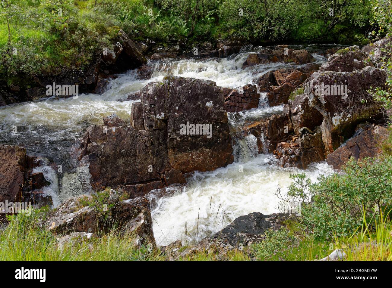 Stromschnellen am Fluss Bà unterhalb der Bà Bridge, Rannoch Moor, Highland, Schottland, Großbritannien vom West Highland Way aus gesehen Stockfoto