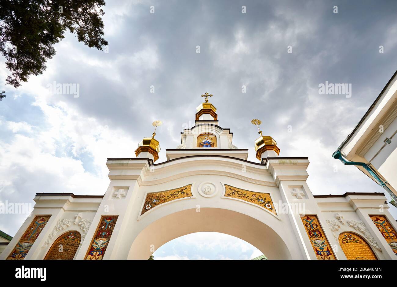Bogen mit goldenen Kuppeln in Kiew Pechersk Lavra Christian komplexe gegen bewölkten Himmel. Alte historische Architektur in Kiew, Ukraine Stockfoto