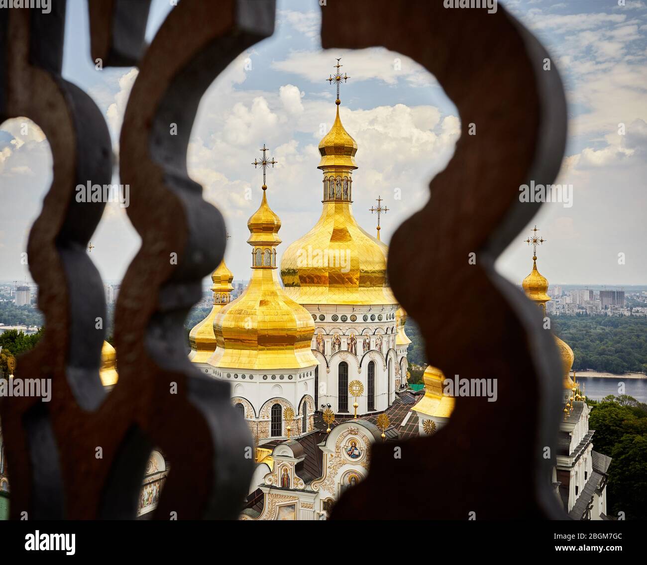 Kirche mit goldenen Kuppeln hinter dem Zaun in Kiew Pechersk Lavra Christian komplex. Alte historische Architektur in Kiew, Ukraine Stockfoto