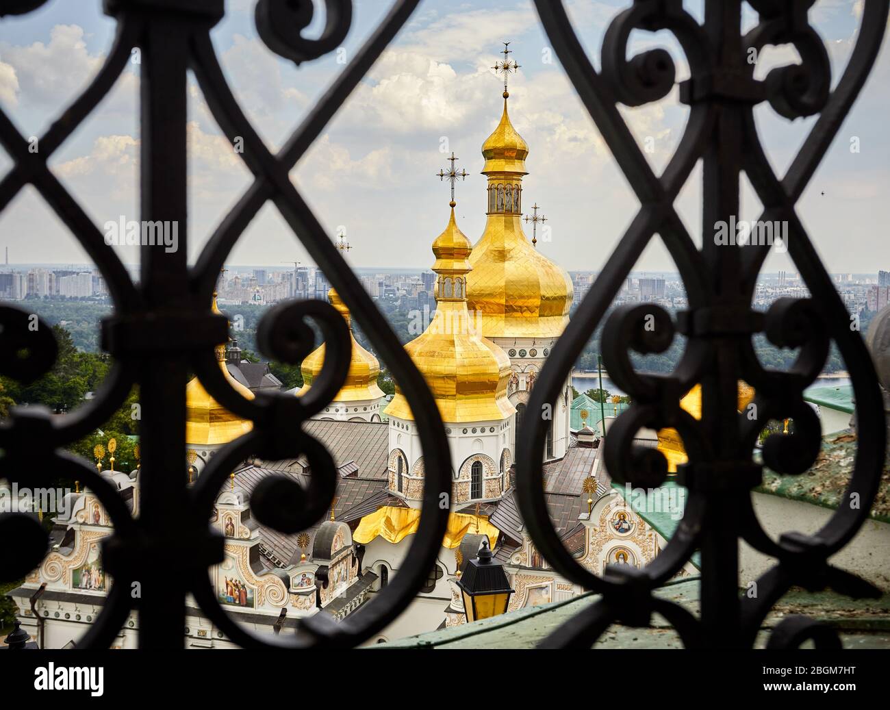 Kirche mit goldenen Kuppeln hinter dem Zaun in Kiew Pechersk Lavra Christian komplex. Alte historische Architektur in Kiew, Ukraine Stockfoto