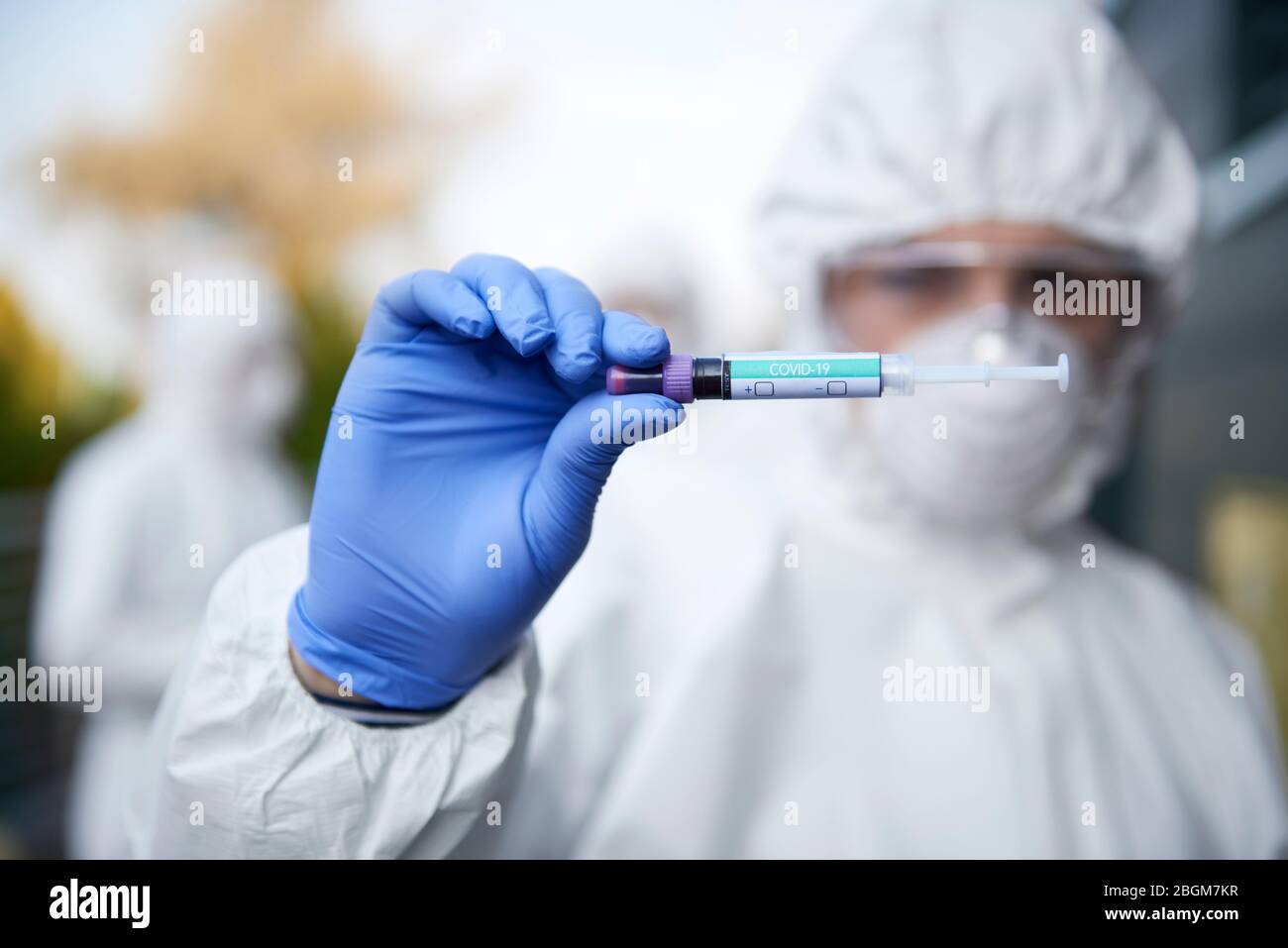 Techniker, der einen Coronavirus-Test abhält Stockfoto
