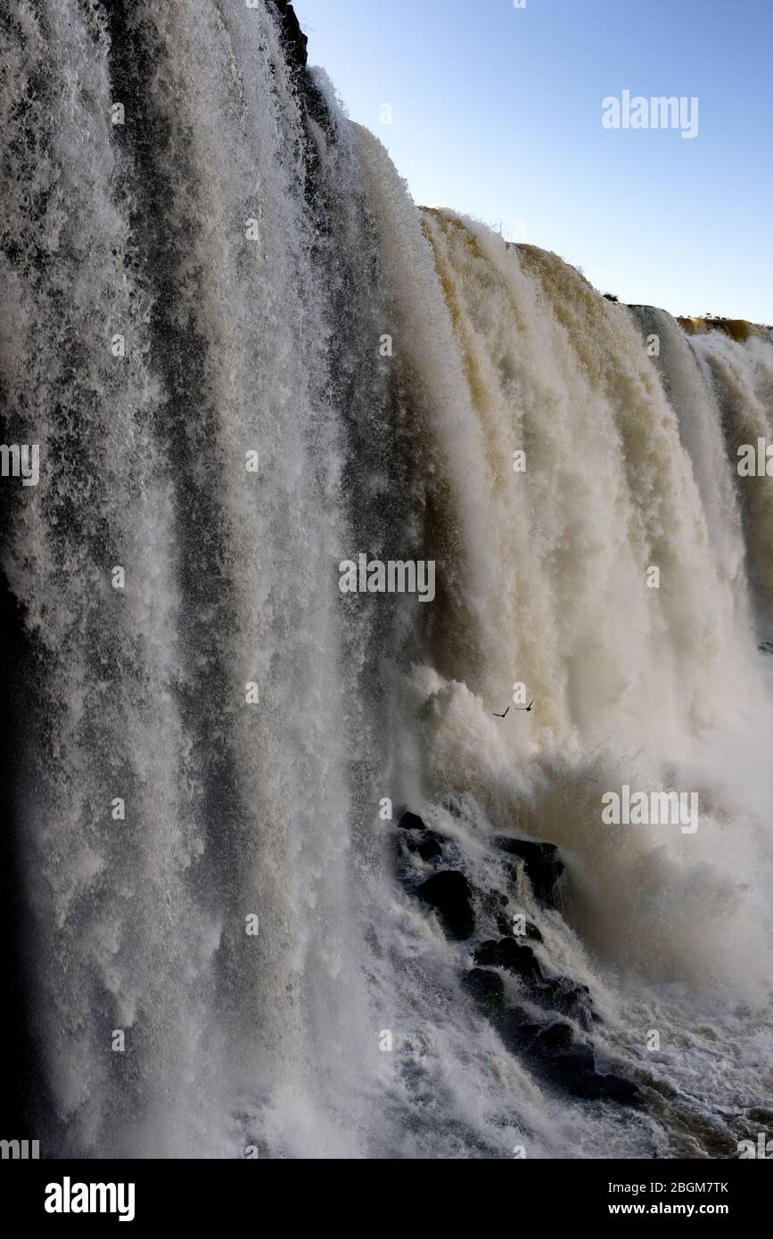 Wasserfallsaskade über dem Devils Throat Wasserfall bei Iguacu Falls, Brasilien, Südamerika Stockfoto