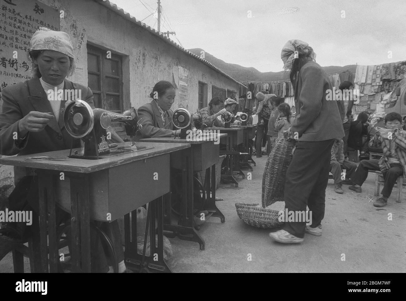 Im Mai 2005 waren die Nähstände auf der Messe in der Provinz Yunnan im Bezirk Kunming der Gemeinde Fazhe, Dongchuan Stockfoto