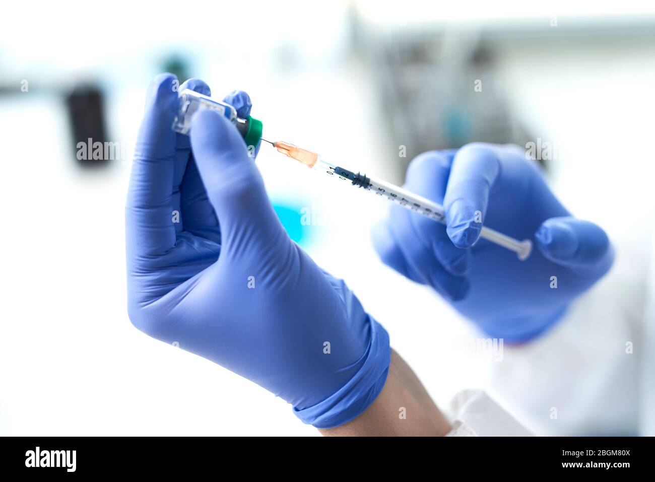 Spritze und Impfstoff in den Händen eines Arztes Stockfoto