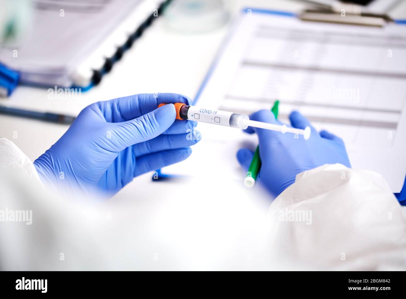 Arzt macht Notizen nach Coronavirus-Test Stockfoto
