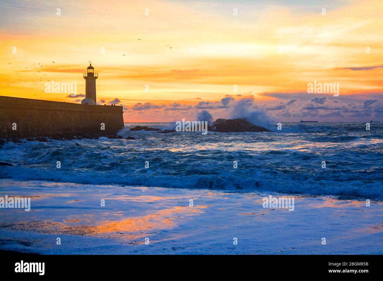 Felgueiras Leuchtturm am Ufer des Atlantischen Ozeans in Porto, Portugal bei Sonnenuntergang. Stockfoto