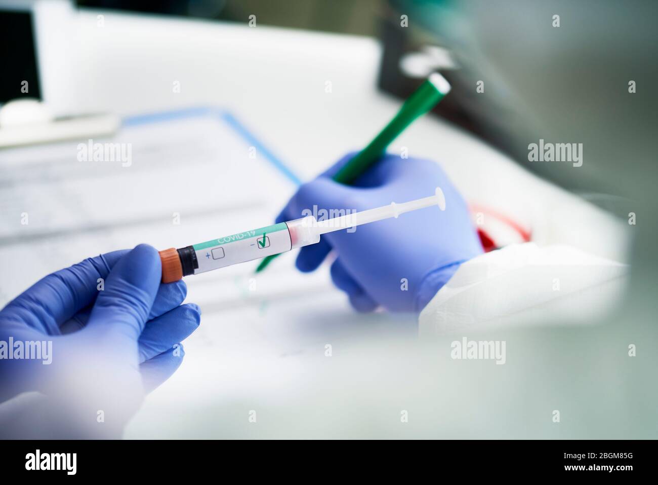 Techniker und negativer Coronavirus-Test in seinen Händen Stockfoto