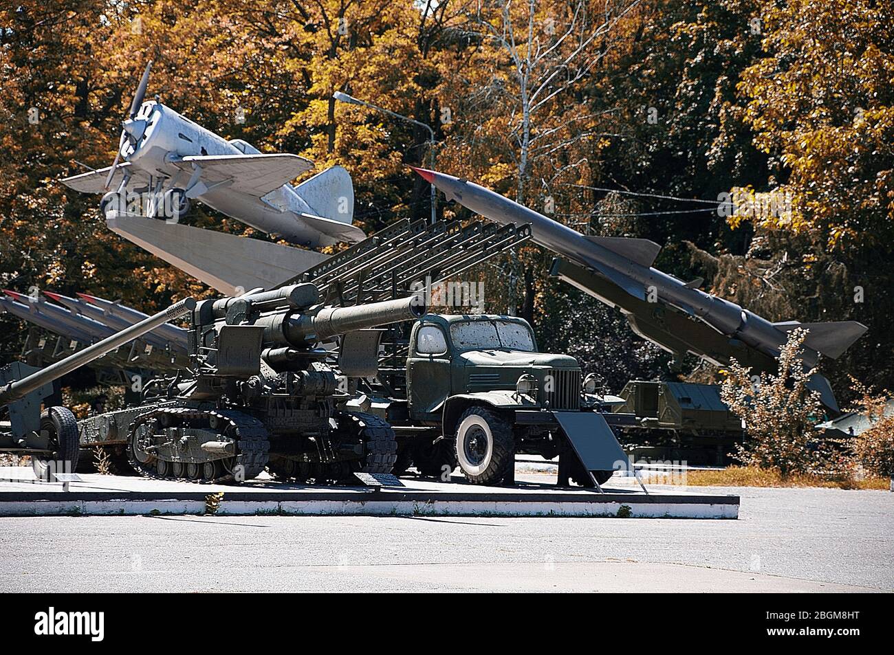 Rakete gesetzt, Langstreckengewehr, Raketen Kämpfer. Museum - ein Denkmal der Verteidigung von Odessa. Ukraine Stockfoto