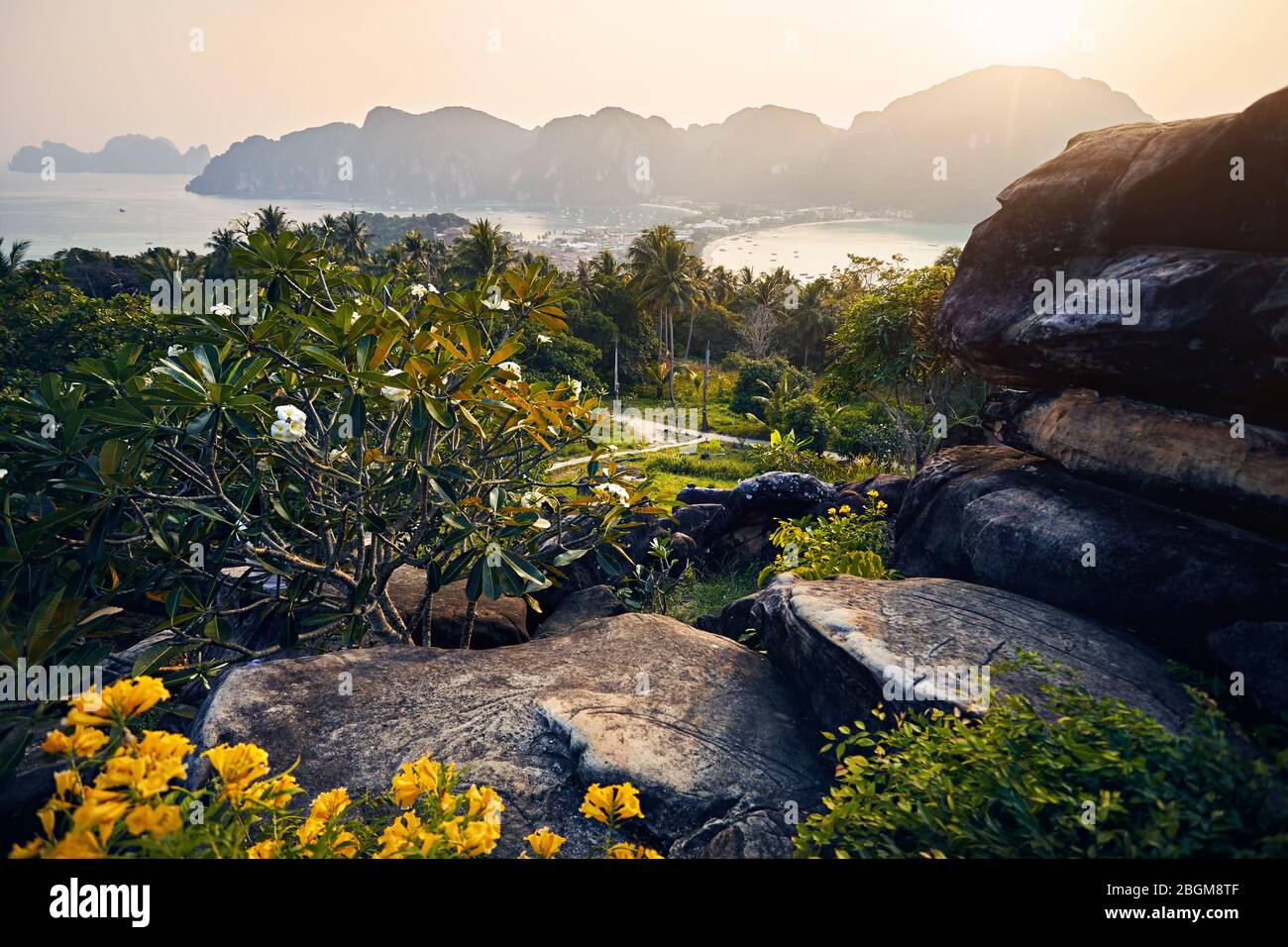 Landschaftlich von Koh Phi Phi Tropical Island in der Provinz Krabi, Thailand Stockfoto