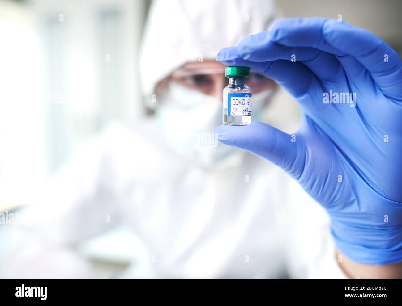 Techniker, der ein Ampulle mit Coronavirus Heilmittel hält Stockfoto