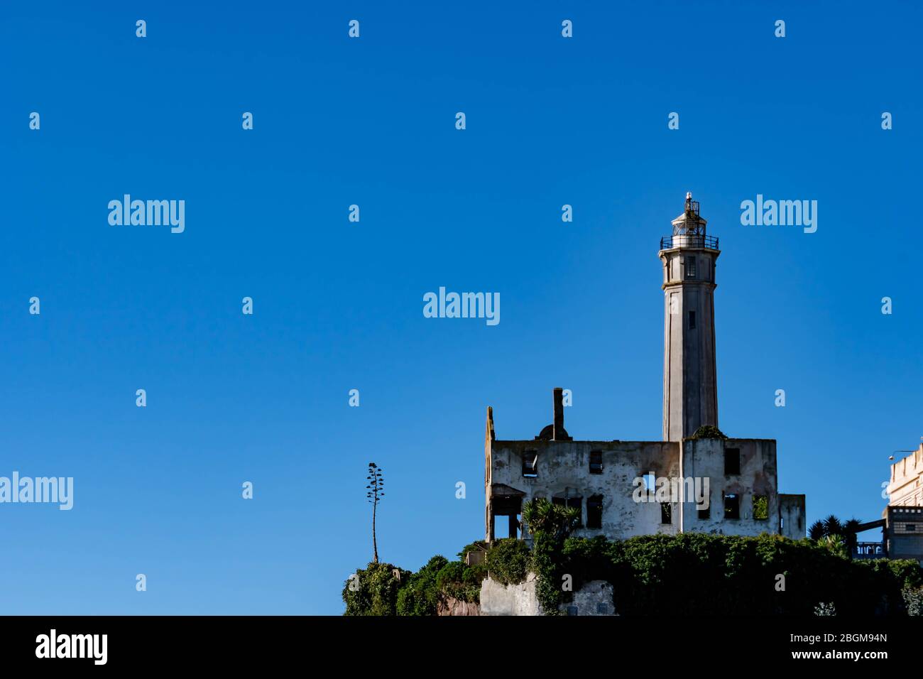 Blick auf den Leuchtturm der Insel Alcatraz, das Haus des Aufsehers und die Kasernen oder Apartments von der Ostseite der Insel Stockfoto