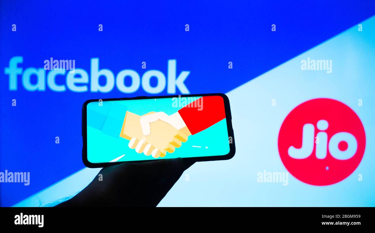 Handy mit Handshake-Bildschirm und facebook und jio im Hintergrund Stockfoto