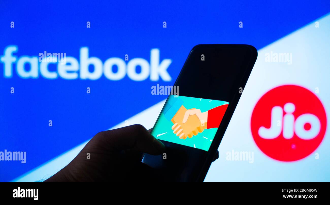 Handy mit Handshake-Bildschirm und facebook und jio im Hintergrund Stockfoto