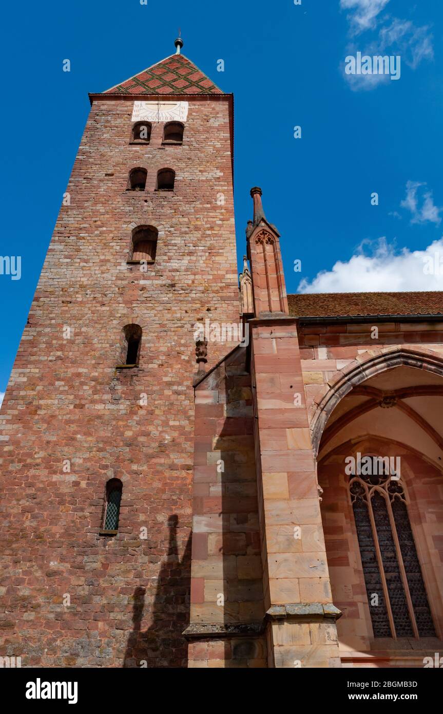 Wissembourg, Frankreich. September 2009. Turm der Stiftskirche der SS. Peter und Paul, Abtei von Wissembourg. Stockfoto