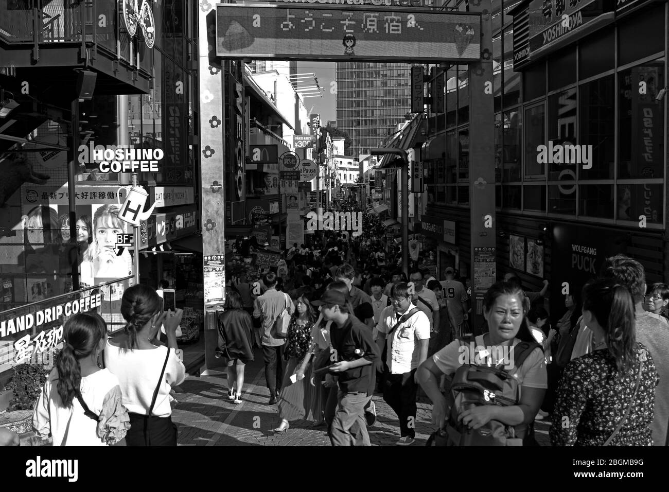 Der Blick auf die Takeshita Straße, eine Einkaufsstraße in Harajuku, die sehr voll ist mit vielen Touristen aus verschiedenen Ländern. Stockfoto