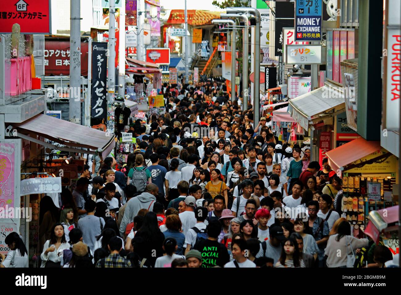 Der Blick auf die Takeshita Straße, eine Einkaufsstraße in Harajuku, die sehr voll ist mit vielen Touristen aus verschiedenen Ländern. Stockfoto