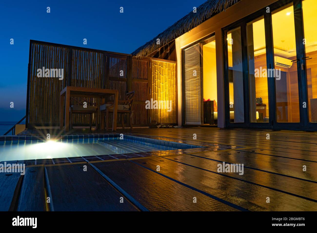 Ein Abend am Pool. Stockfoto