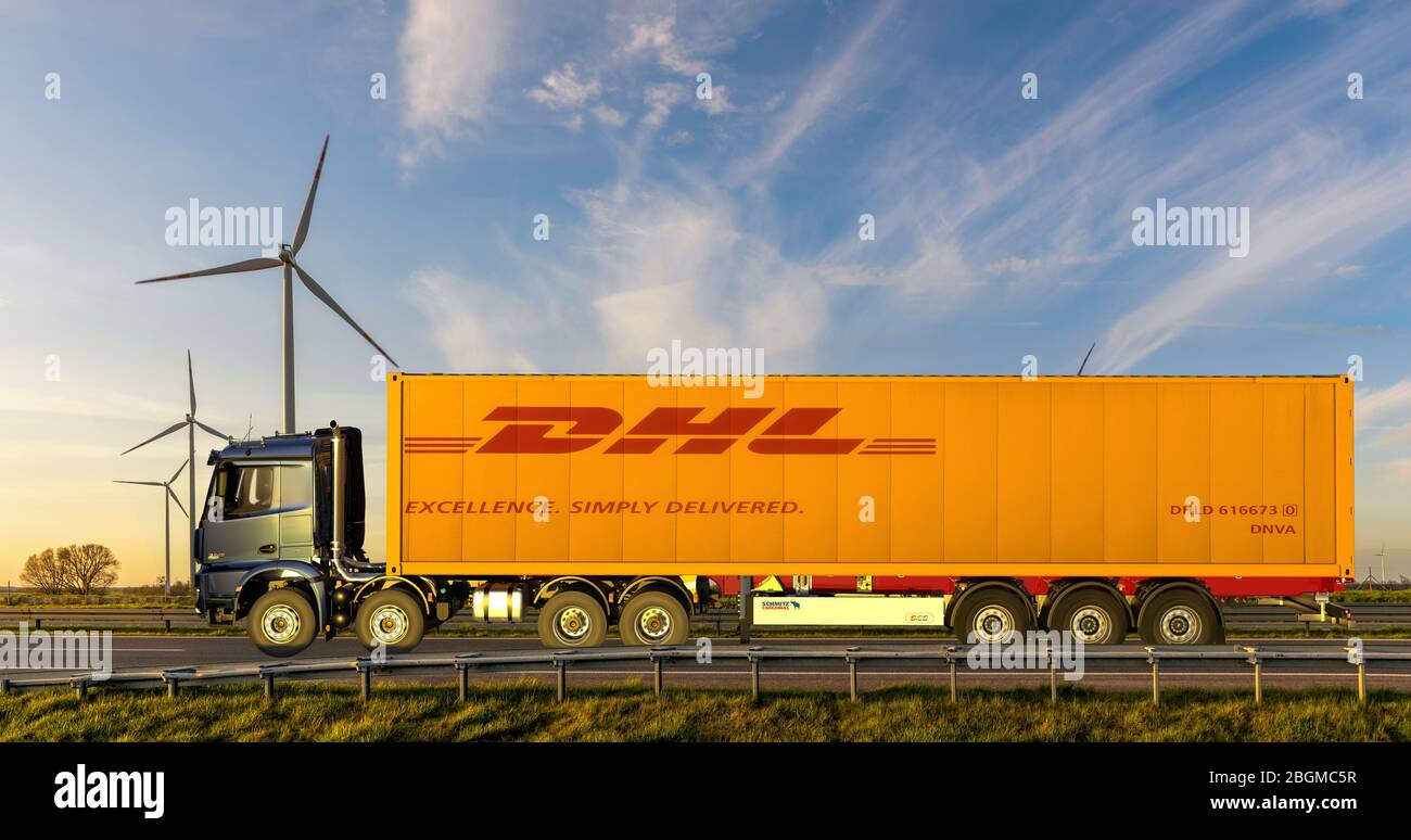 Container LKW mit DHL Logo auf der Autobahn Stockfoto