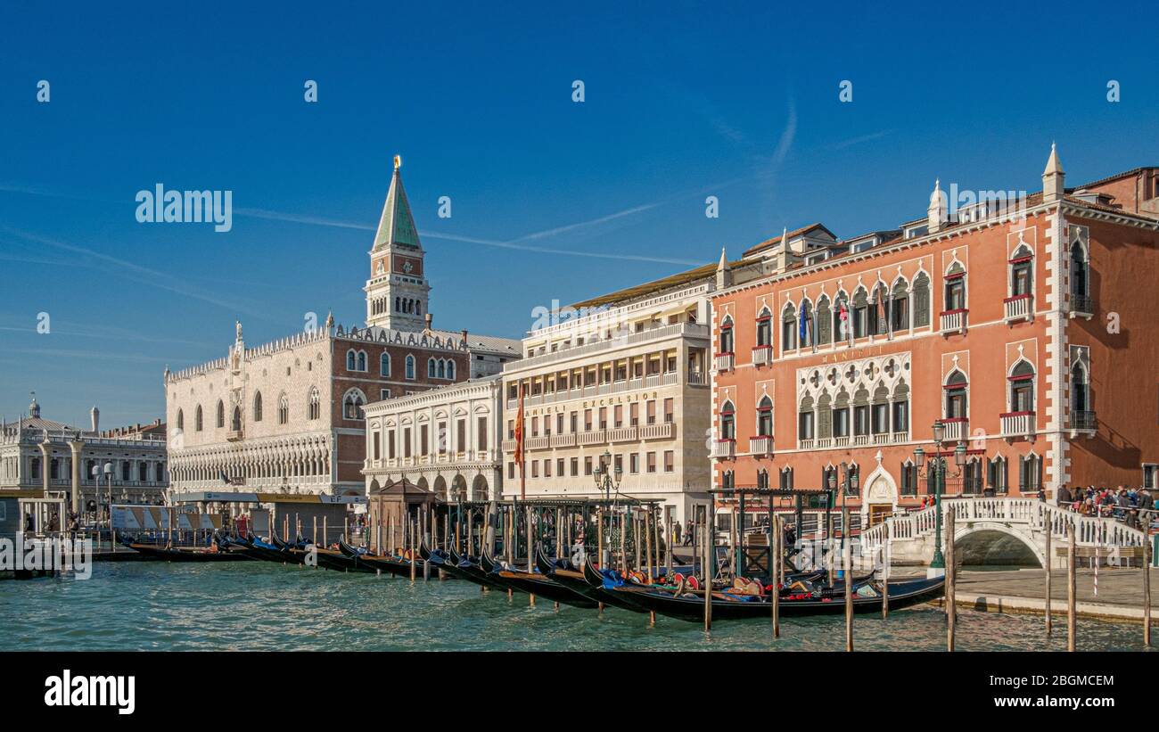 11/20/2017- Venedig, Italien. Riva degli Shiavoni mit dem berühmten Hotel Danieli und dem Palazzo Ducale (Herzogspalast). Stockfoto