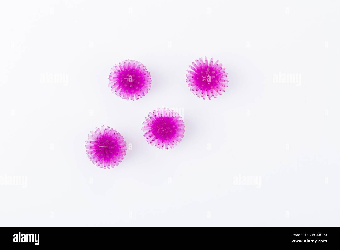 Abstraktes Virusstamm Modell Coronavirus Kovid 19 auf weißem Hintergrund. Konzept Zum Schutz Vor Virus-Pandemie. Stockfoto