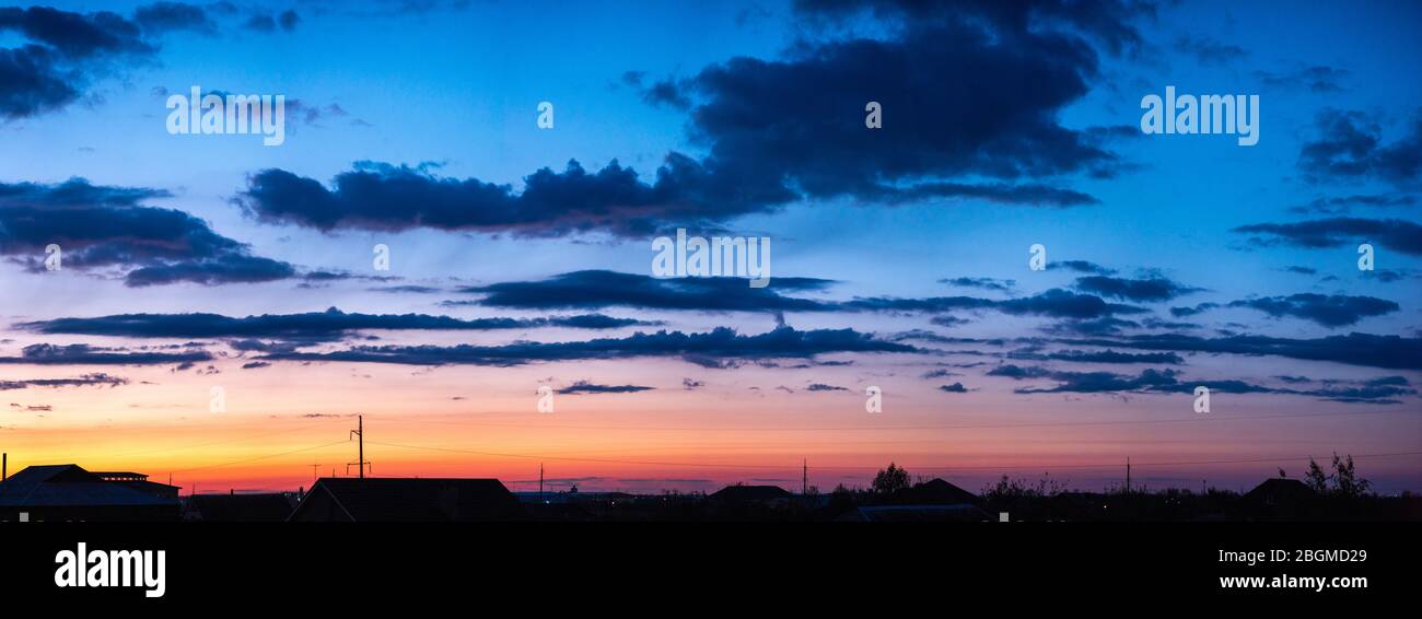 Sonnenuntergang Panorama mit Wolken hohe Auflösung Stockfoto