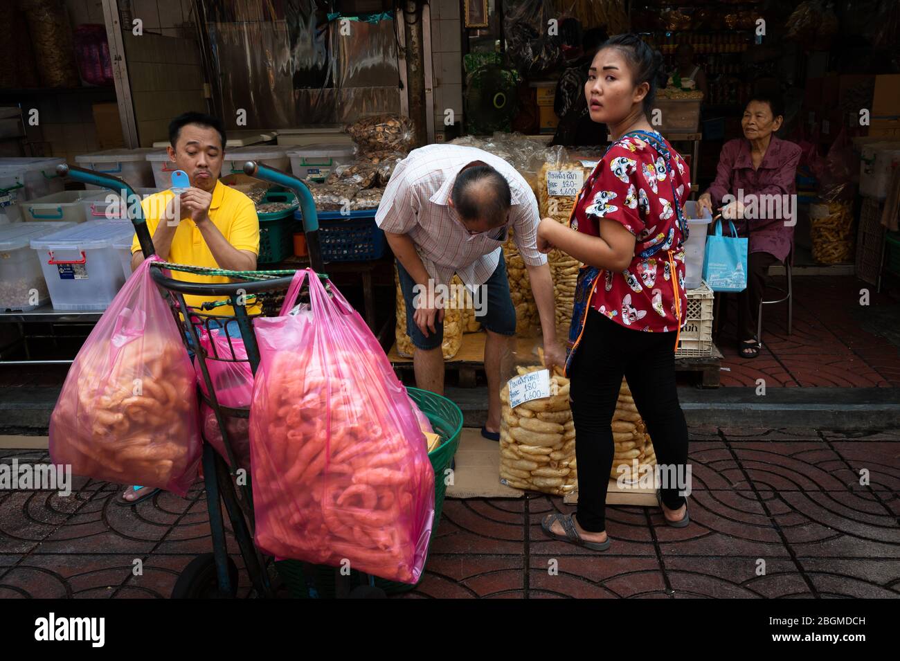 Einheimische auf der Straße, Chinatown, Bangkok, Thailand Stockfoto