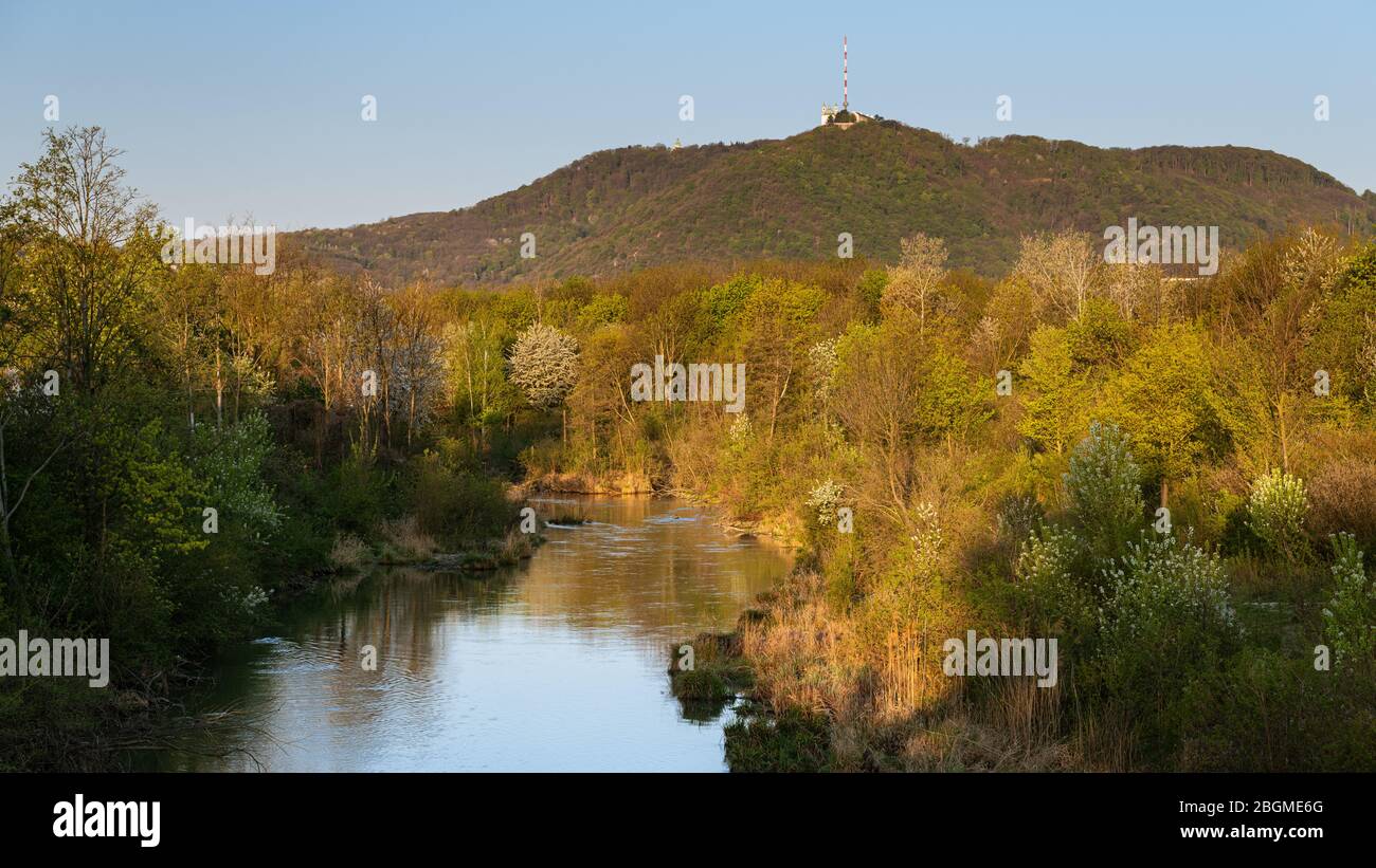 Leopoldsberg und Marchfeldkanal (Wien, Österreich) an einem klaren Frühlingsmorgen Stockfoto