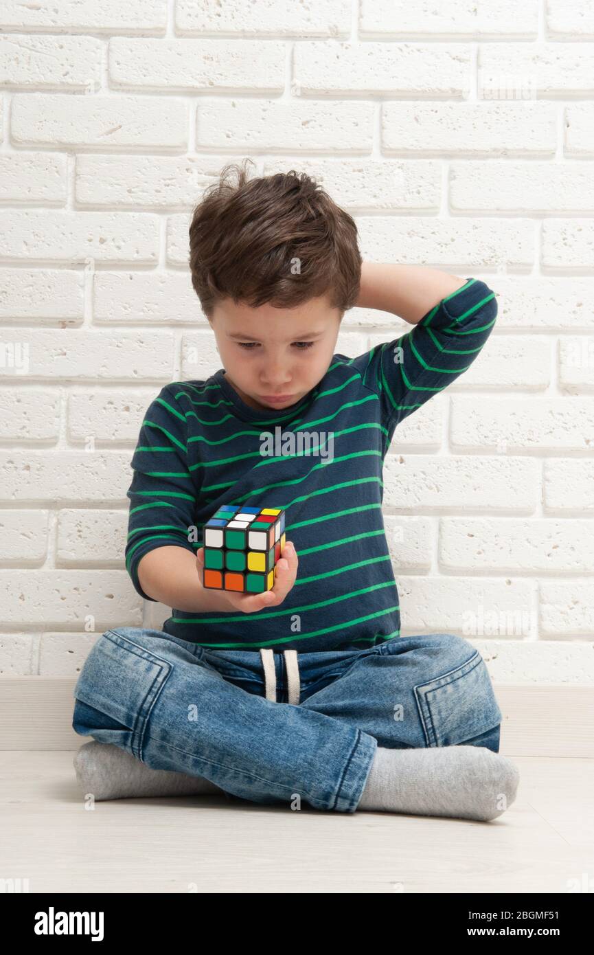 Kiew, Ukraine, 22. märz 2020. Boy spielt mit rubik's Würfel. Rubik's Cube erfunden von einem ungarischen Architekten Erno Rubik im Jahr 1974. Stockfoto