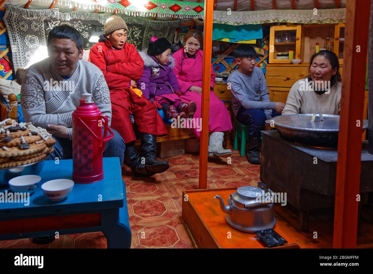 KHATGAL, MONGOLEI, 25. Februar 2020 : Mongolische Menschen besuchen ihre Familie und Freunde in ihren Jurten während des Tsagaan Zar, dem mongolischen Neujahr. Stockfoto