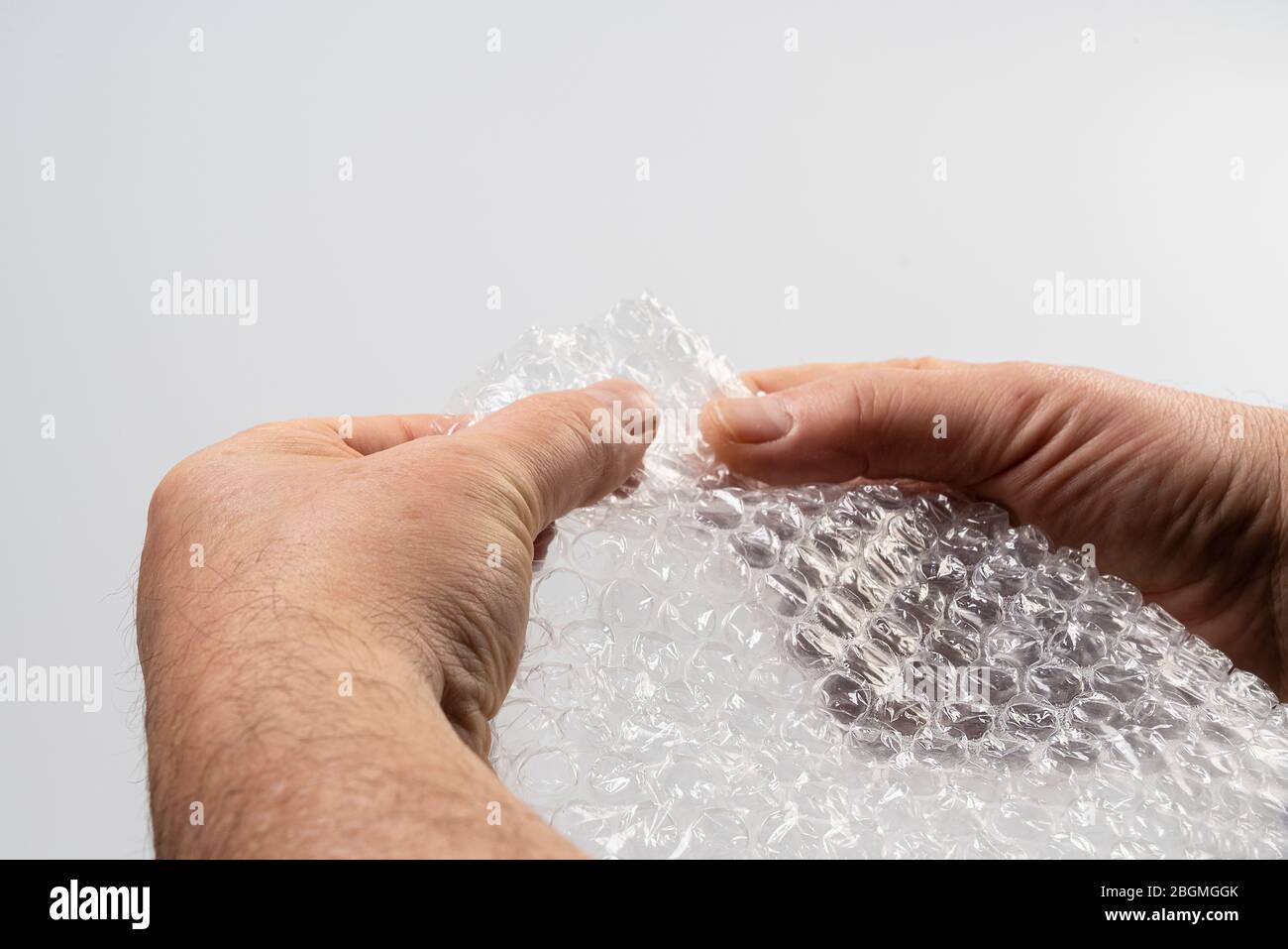 Ein Blatt Kunststoff-Blase Polsterung in den Händen Stockfoto