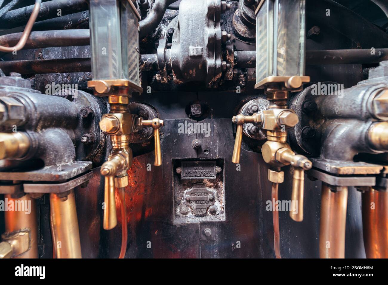 Große Messinghebel und Kupferrohre in der cab Working britischen Dampflokomotive, die Sir Nigel Gresley (LNER Klasse A4 Pacific 4498), in British Rail Stockfoto