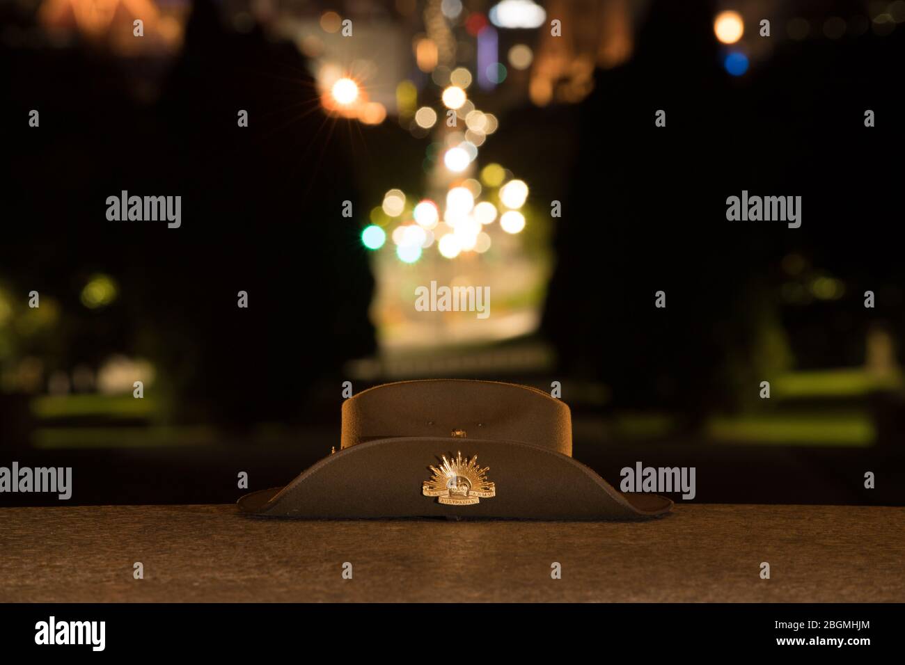 ANZAC Day ist eine Jahreszeit, in der sich Australier und Neuseeländer treffen und an ihre Gefallenen erinnern. Covid-19 Sperren bedeutet, dass der Schrein Stockfoto