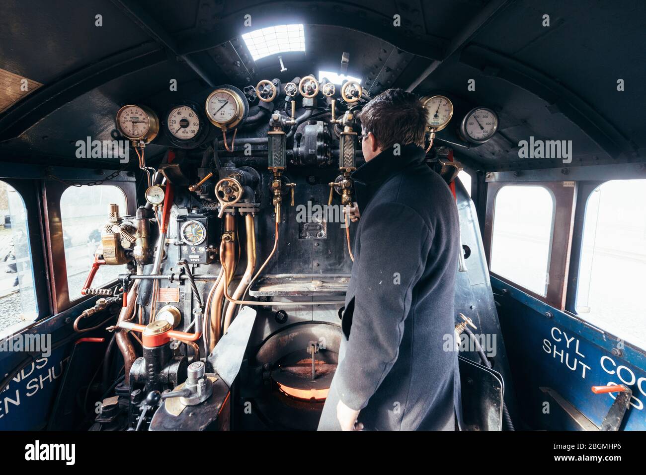 Ein Mann steuert die Zifferblätter und Hebel in der cab Working britischen Dampflokomotive, die Sir Nigel Gresley (LNER Klasse A4 Pacific 4498), in British Rail Stockfoto