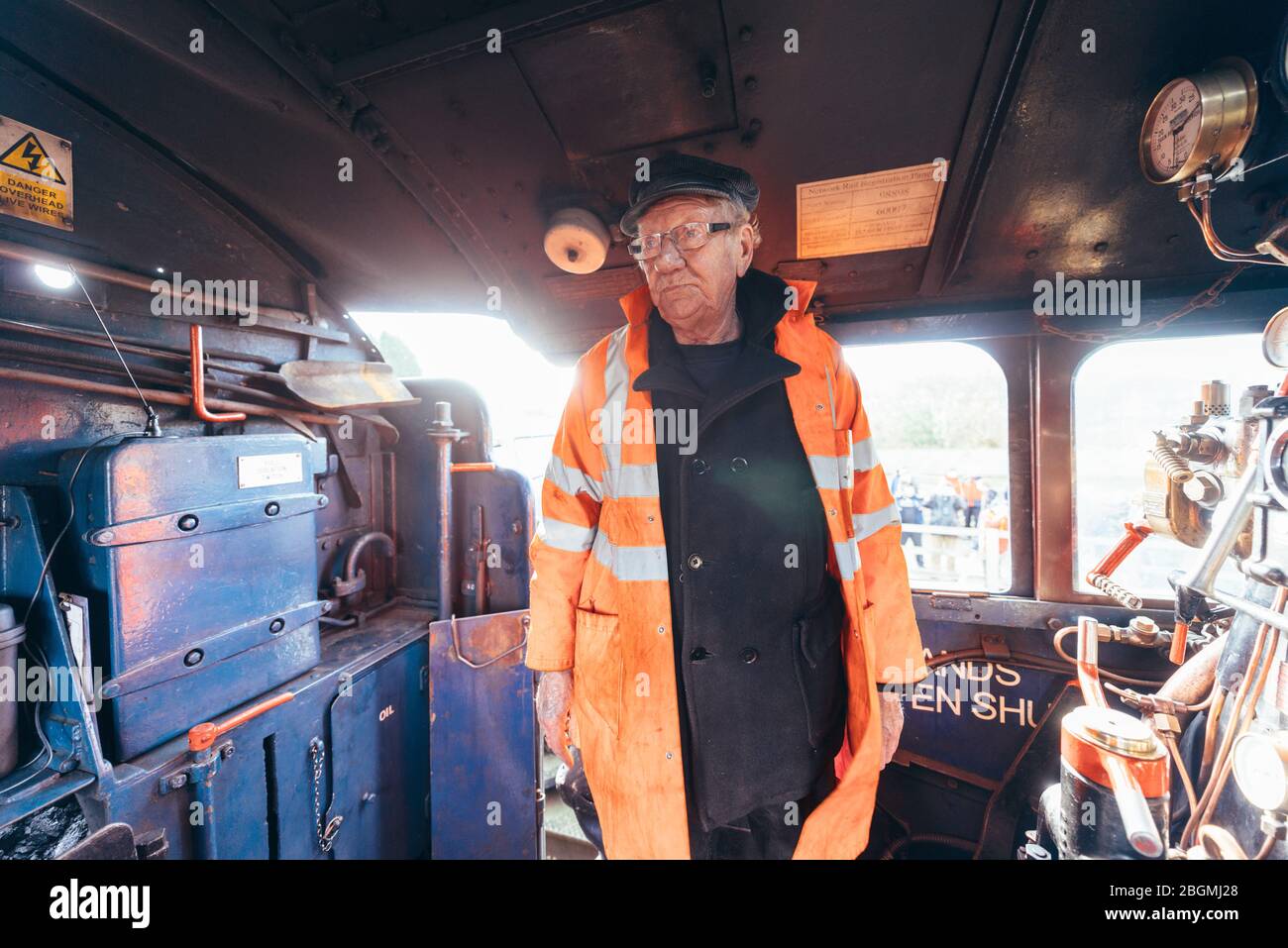 Ein Mann, der im Cockpit steht und die britische Dampflokomotive, die Sir Nigel Gresley (LNER Klasse A4 Pacific 4498), in der British Railways (BR) blau li Stockfoto