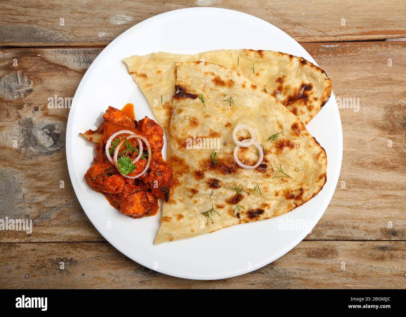 Top-Shot von Indian Food oder Indian Curry in einer Kupfer Messing Servierschüssel mit Brot oder Roti. Stockfoto