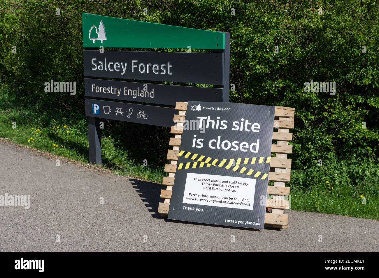 Schild mit geschlossenem Standort am lokalen Schönheitsplatz von Salcey Forest, einem Opfer der Covid 19-Beschränkungen; Northamptonshire, England, Großbritannien Stockfoto