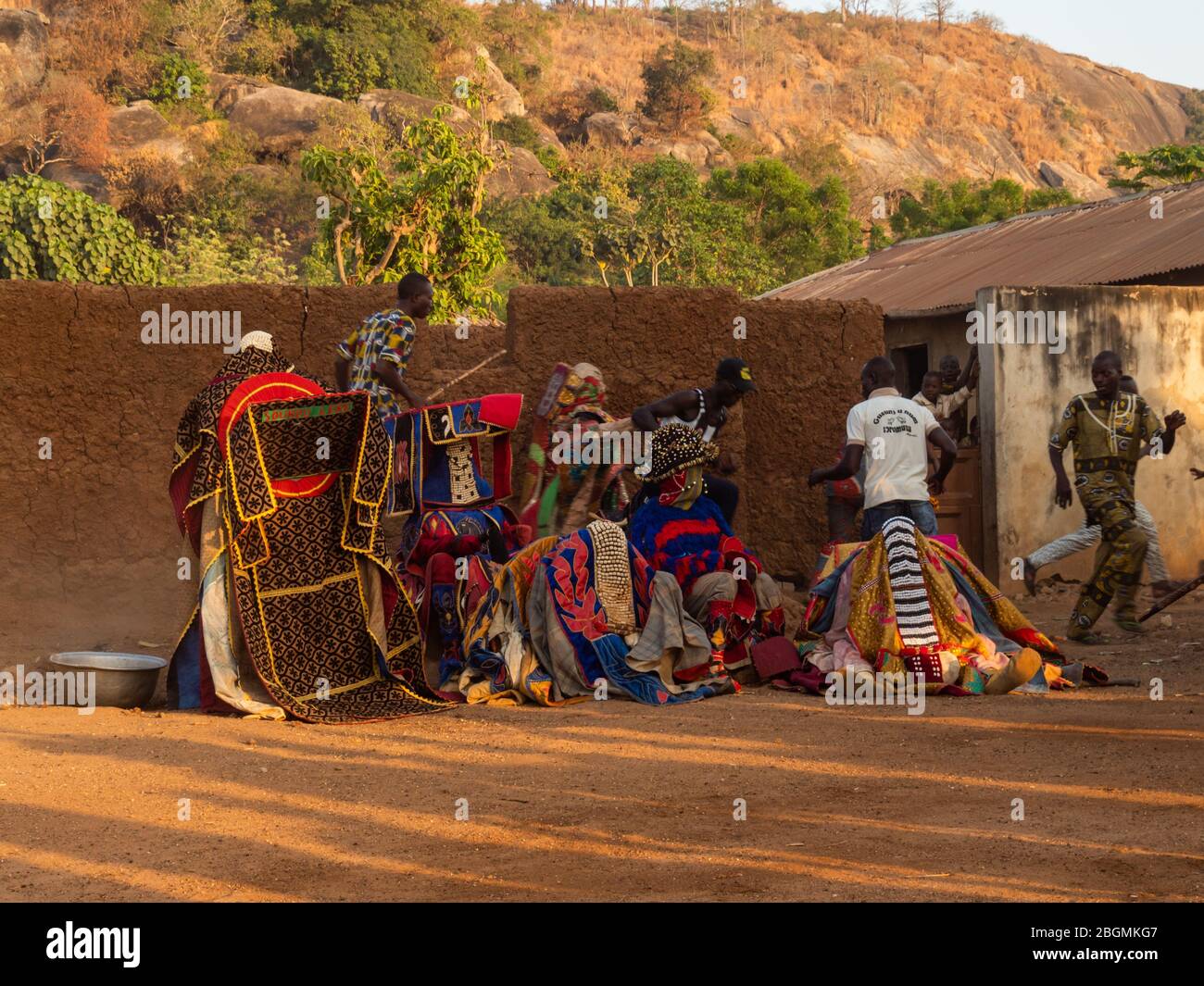 Dassa, Benin - 31/12/2019 - Festlicher Maskentanz, Eggun, Voodoo, Afrika Stockfoto