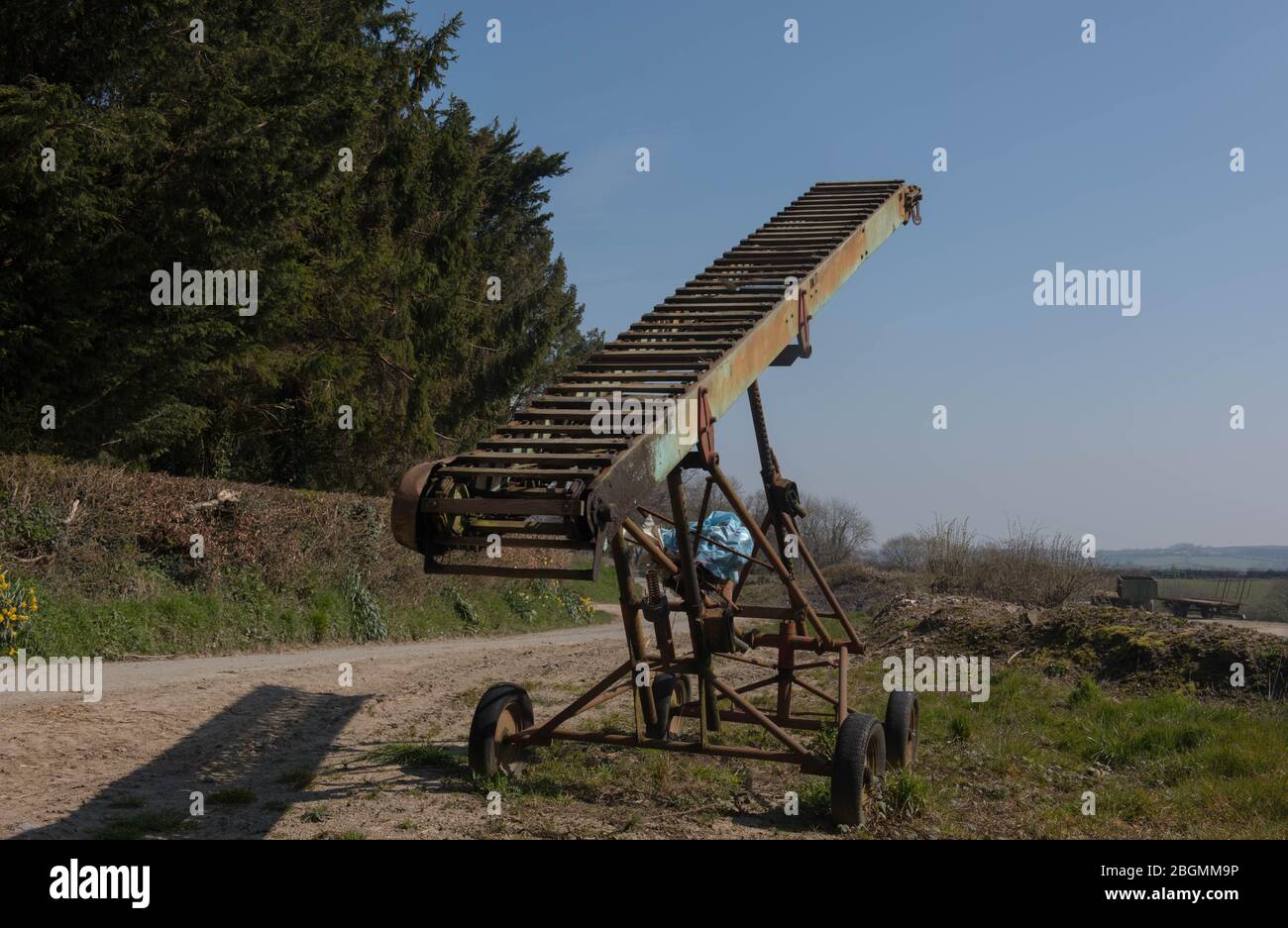 Vintage Bale Aufzug auf einem Bauernhof in Rural Devon, England, Großbritannien Stockfoto